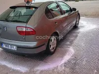 Usado Seat Leon 105 CV (77 kW) 2002 Marrón Utilitario