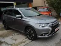 Usado Mitsubishi Outlander P-HEV 203 CV (149 kW) 2017 Gris Utilitario