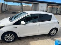 Usado Toyota Yaris Hybrid Active 100 CV (73 kW) 2013 Blanco Berlina