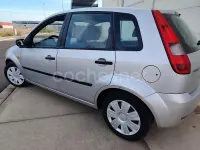 Usado Ford Fiesta 80 CV (58 kW) 2005 Gris / plata Utilitario