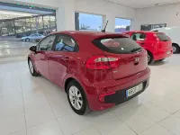 Usado Kia Rio 84 CV (61 kW) 2017 Granate Berlina