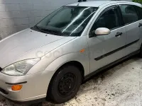 Usado Ford Focus Ambiente 100 CV (73 kW) 2000 Gris / plata Berlina