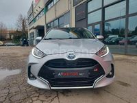 Usado Toyota Yaris Hybrid Edition 116 CV (85 kW) 2021 Gris / plata Berlina
