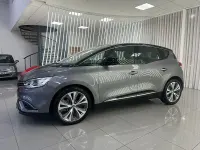 Usado Renault Scénic Zen 130 CV (95 kW) 2018 Gris / plata Monovolumen