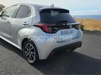 Usado Toyota Yaris Hybrid Active 116 CV (85 kW) 2021 Gris / plata Berlina