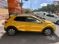 Usado Kia Stonic 84 CV (61 kW) 2022 Amarillo SUV
