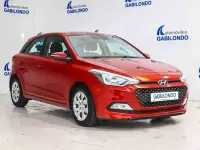 Käytetty Hyundai i20 75 HP (55 kW) 2015 Punainen Sedan