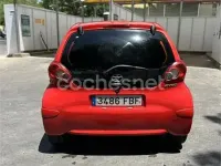 Usado Toyota Aygo 68 CV (50 kW) 2006 Rojo Utilitario