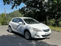 Usado Opel Astra Cosmo 110 CV (80 kW) 2011 Blanco Berlina