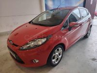 Usado Ford Fiesta Trend 70 CV (51 kW) 2012 Rojo Utilitario