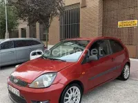 Usado Ford Fiesta Futura 90 CV (66 kW) 2008 Granate Utilitario