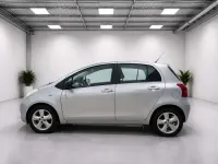 Usado Toyota Yaris Luna 87 CV (63 kW) 2007 Plateado Utilitario