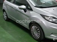 Usado Ford Fiesta Trend 82 CV (60 kW) 2011 Gris / plata Utilitario