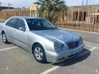 Usado Mercedes E220 Classic 143 CV (105 kW) 2001 Gris / plata Berlina
