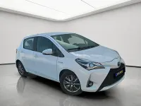 Usado Toyota Yaris Hybrid Active 100 CV (73 kW) 2020 Blanco Berlina