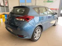 Usado Toyota Auris Hybrid Active 136 CV (100 kW) 2018 Azul Berlina