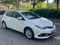 Usado Toyota Auris Hybrid Business Edition 136 CV (100 kW) 2017 Blanco Berlina