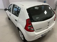 Usado Dacia Sandero Ambiance 75 CV (55 kW) 2012 Blanco Berlina