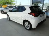 Usado Toyota Yaris Hybrid Active 116 CV (85 kW) 2022 Blanco Berlina