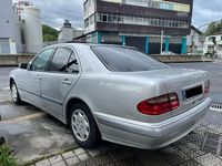 Usado Mercedes E220 Elegance 143 CV (105 kW) 2000 Gris / plata Berlina