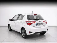 Usado Toyota Yaris Hybrid Active 100 CV (73 kW) 2017 Blanco Berlina