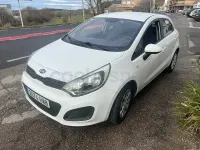 Usado Kia Rio 90 CV (66 kW) 2015 Blanco Berlina