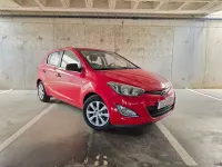 Usado Hyundai i20 85 CV (62 kW) 2013 Rojo Utilitario