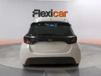 Usado Toyota Yaris Hybrid Active 116 CV (85 kW) 2025 Blanco Berlina