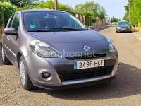 Usado Renault Clio IV Evolution 105 CV (77 kW) 2012 Gris / plata Berlina