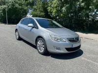Usado Opel Astra Enjoy 110 CV (80 kW) 2010 Gris / plata Berlina