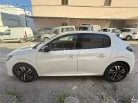 Usado Peugeot 208 Allure 100 CV (73 kW) 2022 Blanco Utilitario
