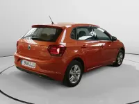 Usado VW Polo Advance 95 CV (69 kW) 2020 Naranja Berlina