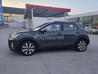 Usado Kia Stonic 100 CV (73 kW) 2021 Gris / plata SUV