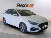 Usado Hyundai i30 120 CV (88 kW) 2021 Blanco Berlina