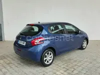 Usado Peugeot 208 Allure 95 CV (69 kW) 2012 Violeta / lila Utilitario