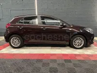 Usado Kia Rio 77 CV (56 kW) 2017 Marrón Berlina