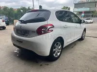 Usado Peugeot 208 Access 82 CV (60 kW) 2014 Blanco Utilitario