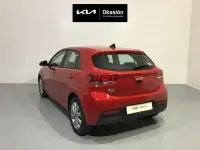 Usado Kia Rio 120 CV (88 kW) 2022 Rojo Berlina