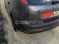 Usado Ford Focus Ghia 109 CV (80 kW) 2005 Gris / plata Berlina