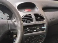 Usado Peugeot 206 75 CV (55 kW) 2003 Rojo Berlina