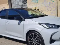 Käytetty Toyota Yaris Hybrid Plus 130 HP (95 kW) 2024 Harmaa Sedan