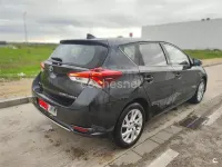 Usado Toyota Auris Hybrid Active 136 CV (100 kW) 2015 Negro Berlina
