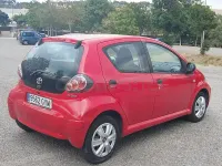 Usado Toyota Aygo Live 68 CV (50 kW) 2010 Rojo Utilitario