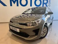 Usado Kia Rio 100 CV (73 kW) 2021 Gris / plata Berlina