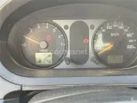 Usado Ford Fiesta Trend 100 CV (73 kW) 2003 Rojo Utilitario