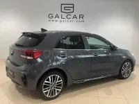 Usado Kia Rio GT-Line 120 CV (88 kW) 2023 Gris / plata Berlina