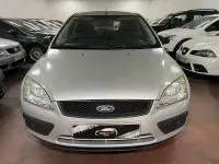 Usado Ford Focus Ghia 100 CV (73 kW) 2005 Gris / plata Berlina