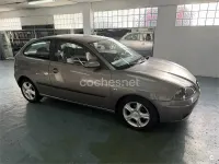Usado Seat Ibiza 100 CV (73 kW) 2005 Gris / plata Utilitario