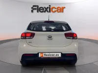 Usado Kia Rio 84 CV (61 kW) 2017 Blanco Berlina