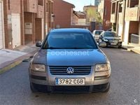 Usado VW Passat Highline 130 CV (95 kW) 2004 Gris / plata Berlina